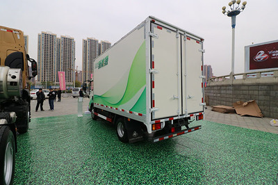 新能源時代，看我的！乘龍L2 EV輕卡躍市而來，引領(lǐng)城市配送新變革